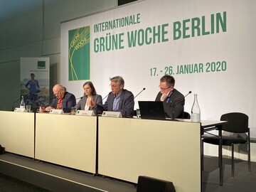 Auf dem Podium (v.r.) Geschäftsführer der Wassergut Canitz GmbH Dr. Bernhard Wagner aus Leipzig, Bioland-Präsident Jan Plagge und Journalistin und Buchautorin Dr. Tanja Busse, mit Bioland-Pressesprecher Gerald Wehde.