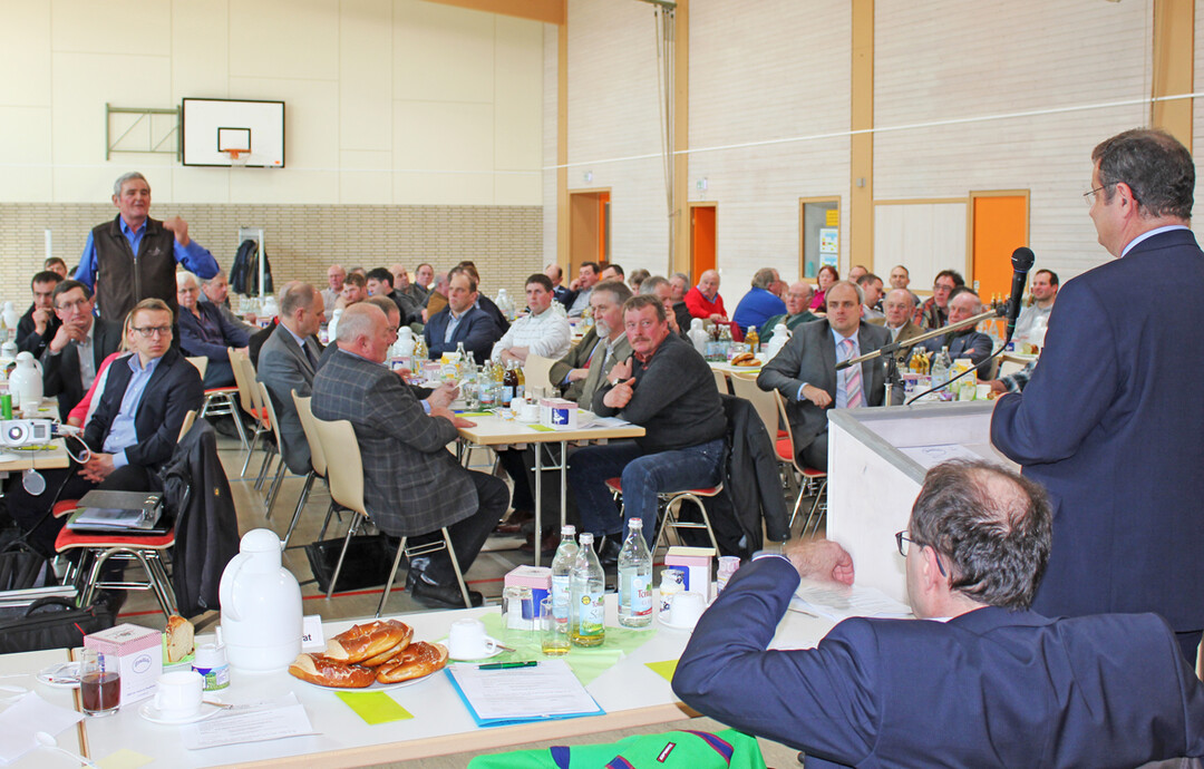 Am 16. M�rz fand die Generalversammlung der Milcherezeugergenossenschaft Pforzheim eG in Sch�mberg-Langenbrand statt. Am Rednerpult Berthold Hungenbach, Friesland Campina Deutschland. 