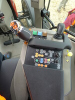 Neu in der Armlehne integriert ist ein Joystick, über den sich auch Getriebefunktionen bedienen lassen.