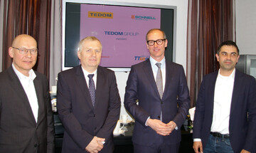 (v.l.) Bernd Brendel, Serviceleiter der Schnell Motoren GmbH, Josef Jeleček, CEO und Firmengr�nder von Tedom, Marek Rosenbaum, Anteilseigner von Tedom und neuer Gesch�ftsf�hrer der Schnell Motoren GmbH und Schnell-Vertriebsleiter Rajib Pal.