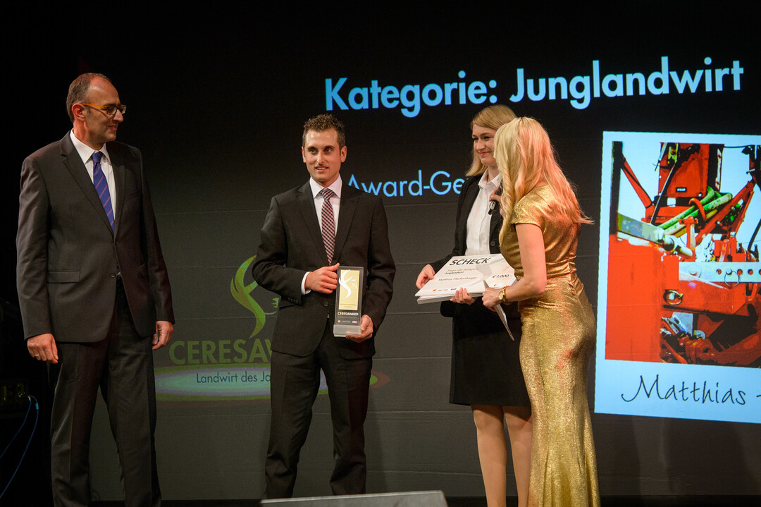 (v.l.) Jens Steinhardt (Mitas), Gewinner Matthias Heckenberger, Moderatorin Katja Wunderlich