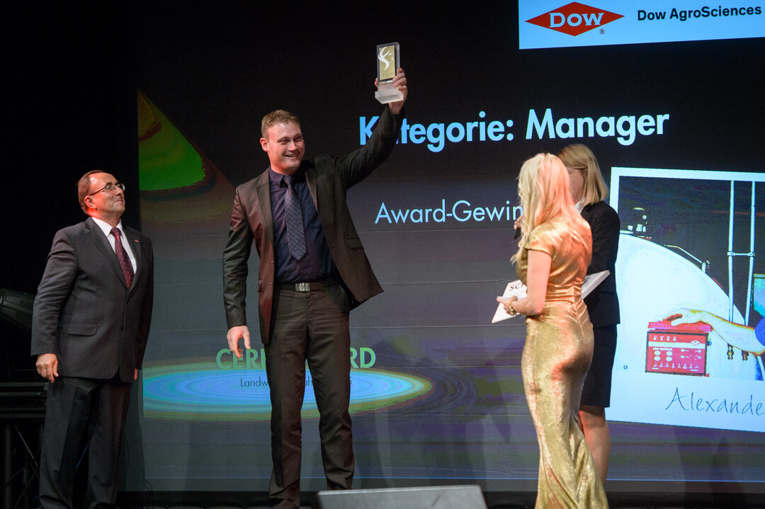 (v.l.) Karl-Heinz Schmidt (dow agrosciences), Gewinner Alexander Keller, Moderatorin Katja Wunderlich