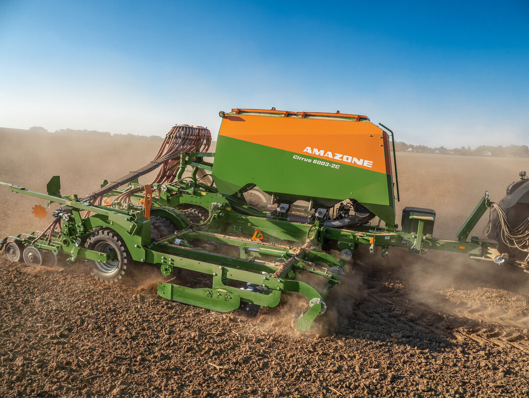 Bei der Saat erzeugt die Messerwalze als Vorwerkzeug der Cirrus 6003-2 ein feinerdiges Saatbett.