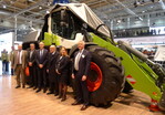 Im Beisein der Familien Claas und Liebherr wurden auf der Agritechnica die ersten gemeinsam gebauten Teleskop- und Radlader enthüllt.