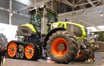 Ebenfalls Premiere feierte der Axion 900 Terra Trac, der erste vollgefederte Halbraupentraktor. Er soll besten Fahrkomfort bis 40 km/h bieten.