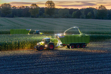 Claas hat im abgelaufenen Gesch�ftsjahr wieder eine gute Ernte eingefahren: Der Umsatz erreichte mit 3,88 Milliarden Euro einen neuen H�chstwert. Ein deutliches Plus gab es auch beim Ergebnis vor Steuern.