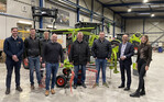 Starkes Team bei CLAAS Württemberg: v.l. Andreas Saile (CLAAS), Kolja Stohlmann (Verkaufsberater CLAAS Württemberg), Karsten Weißmann (Werkstattleitung CLASA Württemberg), Michael Frank (Verkaufsleitung CLAAS Württemberg), Bernd Schmelcher, Lukas Schmelcher, Wolfgang Rück (Geschäftsführung CLAAS Württemberg), Madeleine Grüner (Marketing Leitung CLAAS Württemberg).Alle Beteiligten wurden im Vorfeld auf Covid-19 getestet.