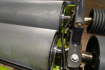 Die Besonderheit der Shredlage-Walzen (Durchmesser 250 mm) ist der Walzenmantel. Er besteht aus einem speziellen S�gezahnprofil, in das zus�tzlich eine Spiralnut eingefr�st ist. 