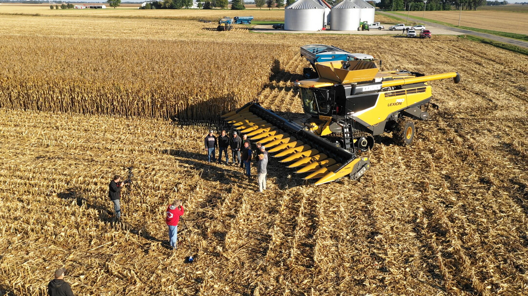 Mit Erntemengen von 1111 t K�rnermais in acht Stunden und 1620 t in zw�lf Stunden stellte der Familienbetrieb Stewart Farms Partnership aus Yorkville/Illinois mit einem Claas Lexion 760 TerraTrac gleich zwei neue Guiness-Weltrekorde auf.  
