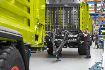 Bis Ende April wird noch eine mittlere dreistellige St�ckzahl an Gr�nfuttererntemaschinen gebaut, pro Tag werden kontinuierlich mehr als 100 Maschinen verladen und versandt.