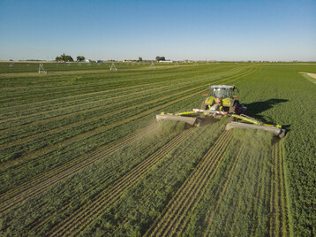 Tate Mesbergen hat mit einer Kombination aus Axion 800 und Disco 1100 RC in acht Stunden insgesamt 141,1 Hektar Luzerne auf vier verschiedenen Feldern gemäht hat. Das ist neuer Weltrekord.