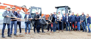 Spatenstich in Oberessendorf mit dem Team von Claas W�rttemberg und Bewo. 