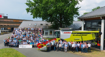 Claas feiert den 50.000. Lexion: Gesellschafter, Mitarbeiter der technischen Entwicklung, der Montage und weitere beteiligte Abteilungen vor der Jubil�umsmaschine.