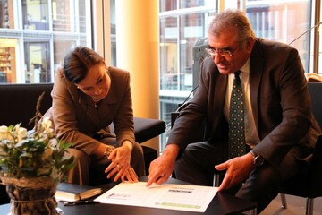 Milchbauernpr�sident und DBV-Vizepr�sident Udo Folgart er�rterte den Faktencheck Milch der Vorsitzenden des Bundestagsausschusses f�r Landwirtschaft und Ern�hrung, Gitta Connemann. 