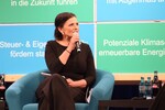 Gitta Connemann, stv. Vorsitzende der CDU/CSU-Bundestagsfraktion, plädiert in der Podiumsdiskussion für "gute Rahmenbedingungen statt Auflagenflut".