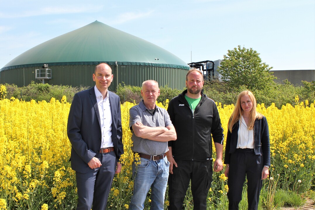 Freuen sich auf die neue Zusammenarbeit (v.l.n.r).: SWU-Gruppenleiter Energiehandel Steffen Rasch, Geschäftsführer Corntec Hans Michael Keck, Betriebsmitarbeiter Corntec Tobias Winkler, SWU-Vertriebsmitarbeiterin Energiehandel Stephanie Hack.