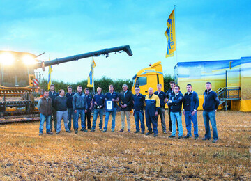 Freude beim New Holland-Team �ber den neuen Drusch-Weltrekord.