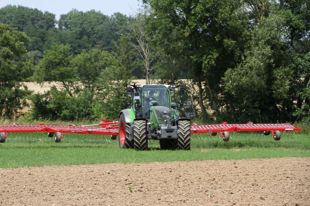 Der Horsch Striegel Cura ST ist eine der zentralen L�sungen speziell f�r die
Hybridlandwirtschaft und f�r den Bio-Bereich.