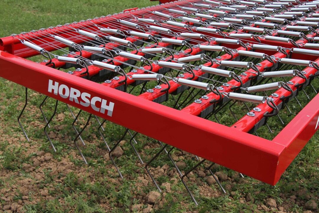 Der 6-balkige Aufbau erm�glicht einen Zinkenabstand von 2,8 cm f�r intensives Arbeiten auf blanken B�den bzw. in Best�nden.