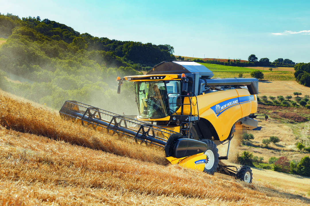 New Holland Agriculture bringt eine neue M�hdrescherbaureihe mit f�nf bzw. sechs Strohsch�ttlern heraus: Die CX5- und CX6-Modelle. Die M�hdrescherkabine hat ein Raumvolumen von Raumvolumen von 3,7 m�. F�r Kunden aus h�geligen Regionen bietet sich die Laterale-Version des CX5.90 oder des CX6.90 mit Nivellierautomatik an. Diese gleicht eine Querneigung von bis zu 18 % auf beiden Seiten aus. F�r stark h�geliges Gel�nde ist der CX5.90 Hillside geeigent. Er besitzt zwei unabh�ngigen Hydraulikanlagen � eine zum Ausgleich der Querneigung, eine zum Ausgleich der L�ngsneigung.
