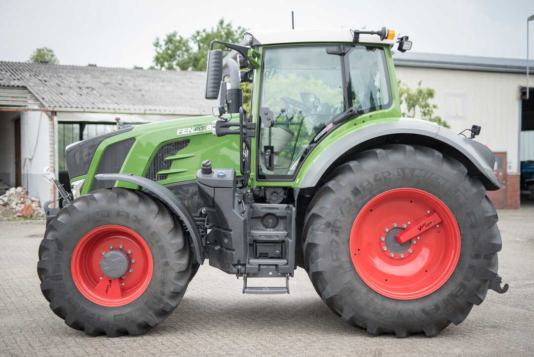 Fendt 826 S4 Vario: Stärken: Dieselverbrauch Zapfwelle, Halterung Oberlenker Fronthydraulik, Ölwechselinterwalle (Hydr./Getr.), Kabinenfilterwechsel, Scheibenwischer (Front). Schwächen: Motoröl nachfüllen, Kühlerreinigung, Halterung Oberlenker Heck, Leistung Heizung, keine Speicherung nutzerspezifischer Einstellungen im Terminal.