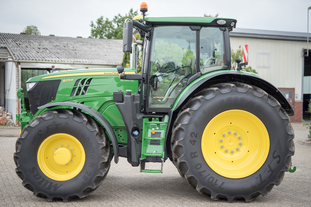 John Deere 6215R AutoPowr: Stärken: Dieselverbrauch Transportfahrten, Fahrhebel CommandPRO, Weg zum Sitz (Geräumigkeit), Leistung Klimaanlage, Terminal. Schwächen: Motoröl nachfüllen, Halterung Oberlenker Fronthydraulik, Leistung Heizung, Werkzeugkasten, Zugänglichkeit Zapfwelle hinten.