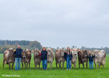 �ber 100.000 Kilogramm Milch k�nnen diese K�he auf dem Betrieb von Familie Schmaus in Haslach bei ihrer Lebensleistung verbuchen (v.l.n.r.): Lolita (Vanpari) 107.062 kg, Napoli (Vapiano) 104.192 kg, Taube (Vasir) 120.148 kg, Lava (Vigor) 104.497 kg, Lama (Vanpari) 107.414 kg, Sindy (Payssli) 102.412 kg, Neckar (Huxoy) 103.169 kg und Natalie (Huray) 140.473 kg.