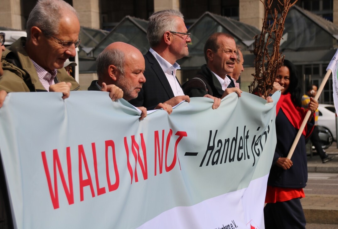 Das Transparent am Kopf der Demonstration