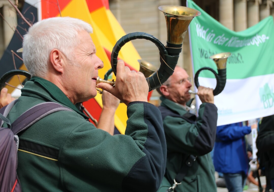 Jagdhornbläser ergänzten die ansonsten bei Demos üblichen Trillerpfeifen