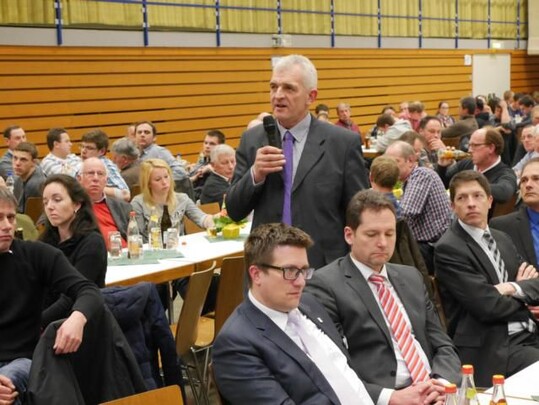 Rege Diskussion; am Mikrofon Färbers Stellvertreter Wolfgang Daiber