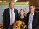 Dank des Präsidenten an die Gastgeber: Joachim Rukwied freut sich mit Maren Arnold und Betriebsleiter Simon Sperling (rechts) über die gute Medienresonanz bei der Ernte-Pressekonferenz am 25. August 2015 in Stuttgart-Mühlhausen.