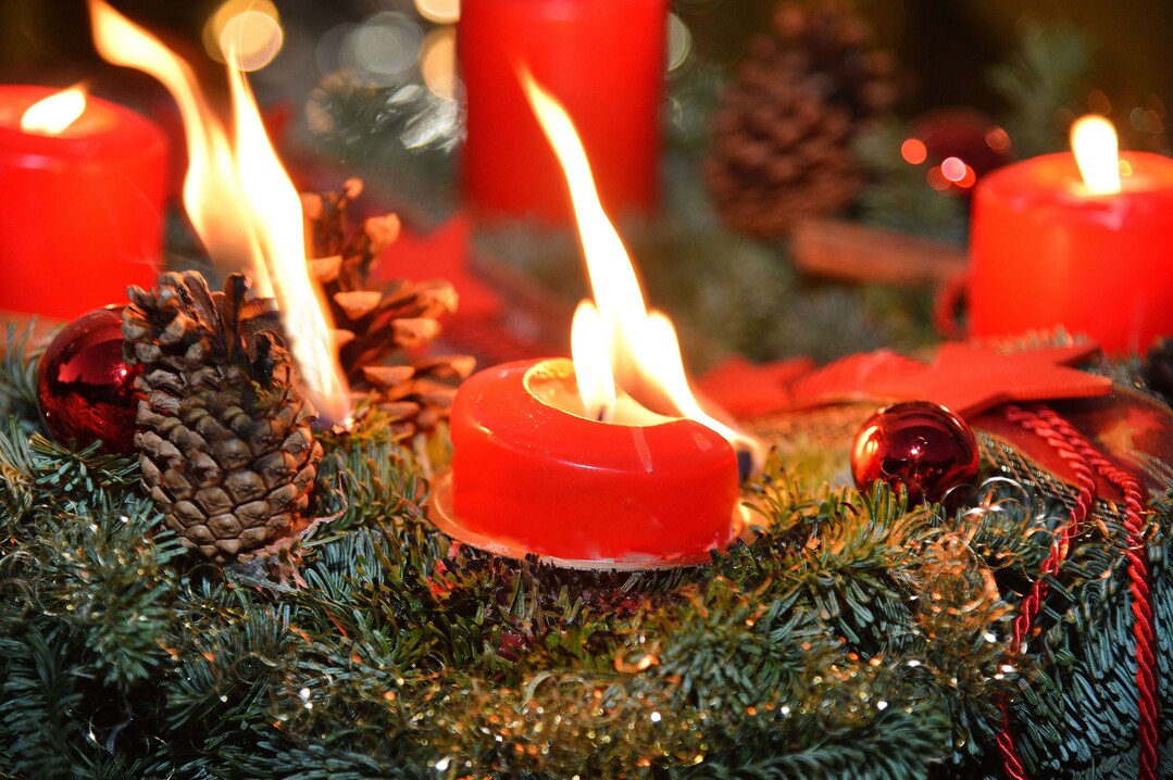 Brennender Adventskranz