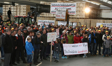 Zahlreiche Transparente brachten die Sorgen der B�uerinnen und Bauern um die Existenz ihrer Betriebe zum Ausdruck.