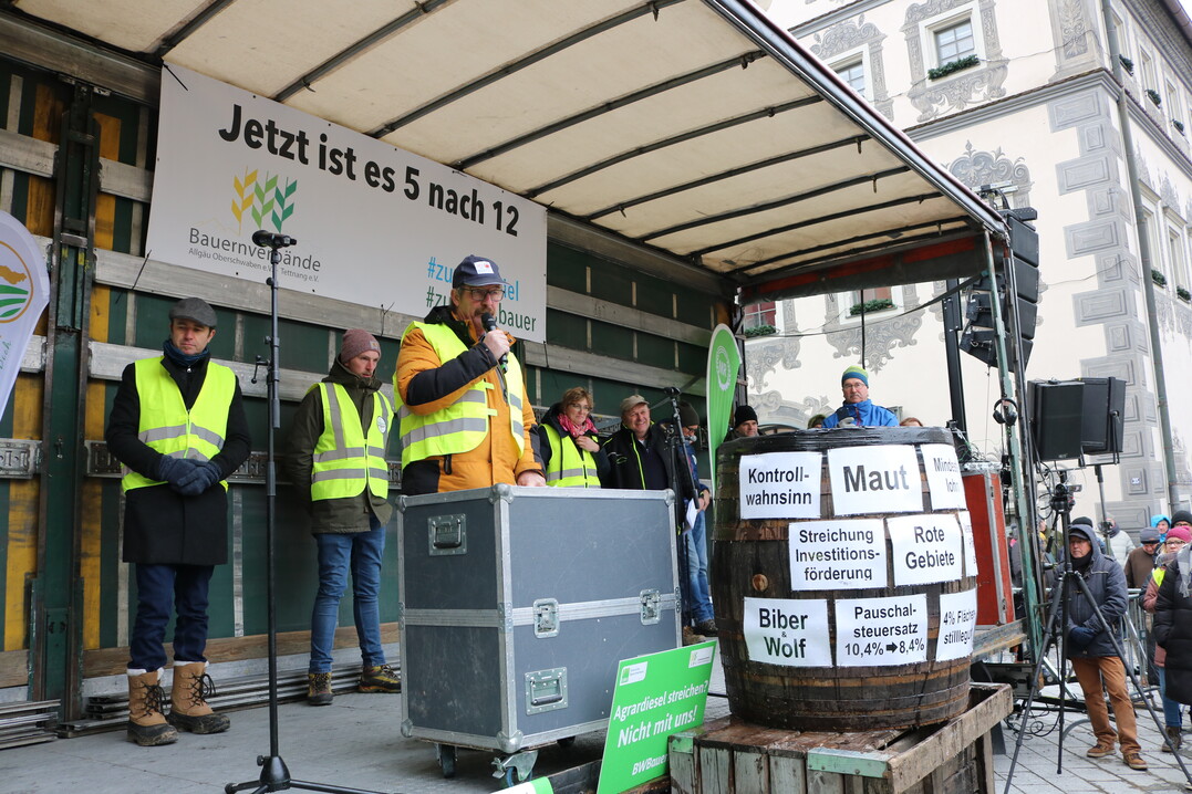 Dieter Mainberger vom KBV Tettnang leitet die Kundgebung