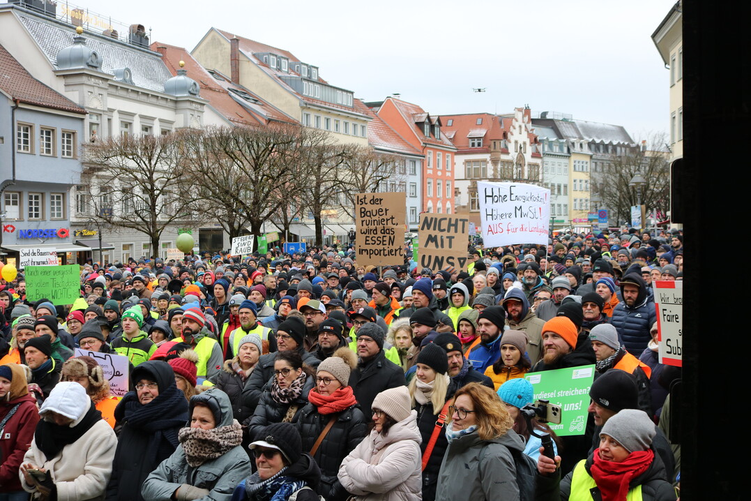 Tausende Menschen auf dem Marienplatz