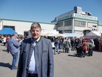 Wilhelm Dengler, Vorsitzender und Gesch�ftsf�hrer der Schlachthof eG in G�rtringen, freut sich �ber den Andrang bei der Gl�sernen Produktion. Bei strahlendem Sonnenschein kamen am 30. April 2017 rund 6000 Besucher.