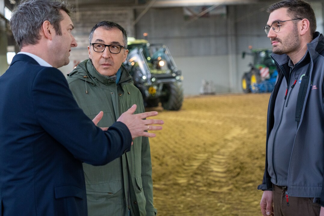 DEULA-Geschäftsführer Marco Riley (l.) traf auf einen interessierten
Bundeslandwirtschaftsminister Cem Özdemir (Mitte), der sich die DEULA gGmbH
auf einem ausführlichen Rundgang im Detail ansah. <br>