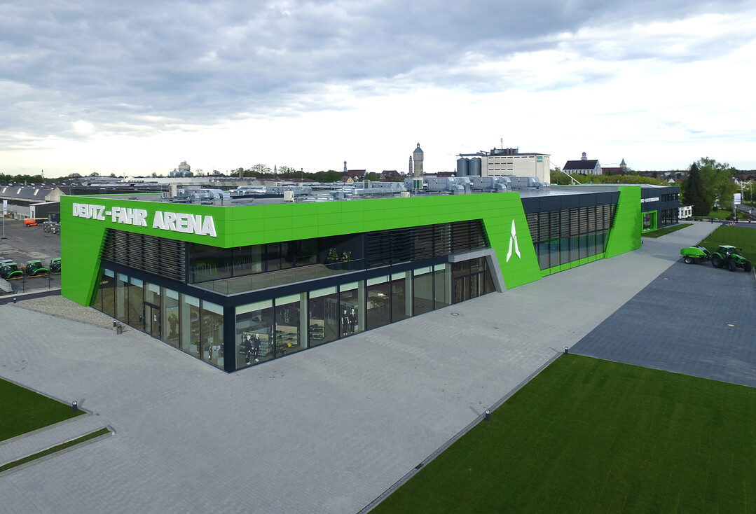 Das neue Besucherzentrum dockt an das bisherge Werksgel�nde an.