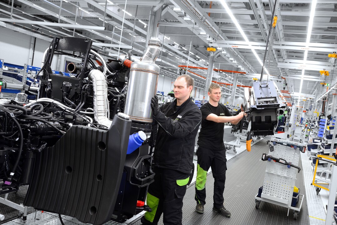 Auf mitlaufenden Gummib�ndern k�nnen sich die Werker ganz auf ihre Arbeit konzentrieren.