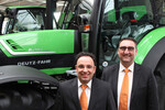Stefan Haselmayr (l.), Vertriebsleiter Süd, und Hansjörg Schlumberger, Vertriebsleiter Nord der Same Deutz-Fahr Deutschland GmbH, vor dem Erfolgsmodell 6210 Cshift freuen sich über den Erfolg im vergangenen Jahr..