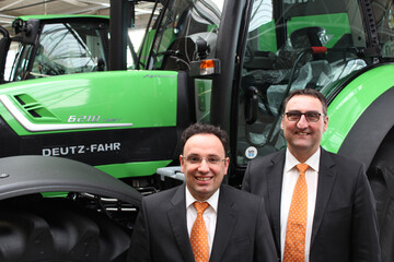 Stefan Haselmayr (l.), Vertriebsleiter S�d, und Hansj�rg Schlumberger, Vertriebsleiter Nord der Same Deutz-Fahr Deutschland GmbH, vor dem Erfolgsmodell 6210 Cshift freuen sich �ber den Erfolg im vergangenen Jahr..