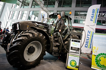 Smudo beim Betanken des 7250 TTV Warrior mit Biokraftstoff.