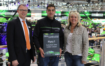 Platz 1 der Serie 6 Cshift Challenge f�r Kai Krebs (Mitte) mit Andreas Holzhammer, Leiter Werbung & Kommunikation Same Deutz-Fahr Deutschland GmbH und Ursula Sebald-Hettrich vom Deutz-Fahr-Vertriebspartner Sebald OHG.