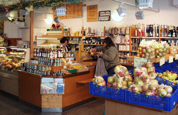  Regionale Produkte vor Ort einkaufen: Das ELR unterst�tzt zum Beispiel die Umnutzung ehemals landwirtschaftlich genutzter Geb�ude, die Gestaltung eines attraktiven Wohnumfeldes in den Gemeinden sowie den Bau von Lebensmittell�den und Dorfgemeinschaftsh�usern.