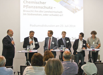Die Teilnehmer an der Diskussionsveranstaltung in Ravensburg (v.l.): Volker Koch-Achelp�hler, Hauptgesch�ftsf�hrer vom Industrieverband Agrar (IVA), Gerhard Glaser, Vizepr�sident des Landesbauernverbandes (LBV), Moderator Christoph Plate, stellv. Chefredakteur der Schw�bischen Zeitung, Mark Lohmann vom Bundesinstitut f�r Risikobewertung, Harald Ebner, Bundestagsabgeordneter der Gr�nen und Matthias Strobl, Agrarreferent beim Nabu Baden-W�rttemberg.