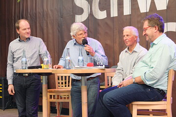 Auf der B�hne sprachen Hans-Benno Wichert, Eberhard St�mpfle, Dr. Engelbert Albrecht, und Franz Schweizer (von links nach rechts).