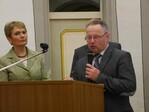 Staatssekretärin Friedlinde Gurr-Hirsch stellt sich bei der Delegiertenversammlung in Unterschüpf am 7. April 2017 der Diskussion; am Mikrofon Kreisvorsitzender Alois Fahrmeier.