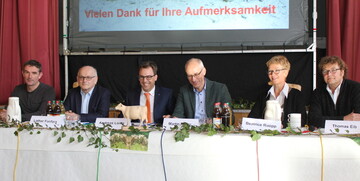 Konstruktiv, sachlich und informativ: Es diskutierten (v.l.) Frank Wattendorf-Moser, Beratungsdienst Milchvieh Leutkirch; Lothar Fonfara, Steuerberater und Leiter der LBV-Buchstelle Bad Waldsee; Andreas Loritz, Firmenkundenbetreuer bei der Volksbank Allg�u-West in Wangen; Martin Heber, Gewerbekundenberater bei der KSK Ravensburg. Die Gespr�chsleitung hatten Beatrice Ruopp, Landwirtschaftsamt Ravensburg und Thomas Eib, Beratungsdienst Milchvieh Ravensburg.