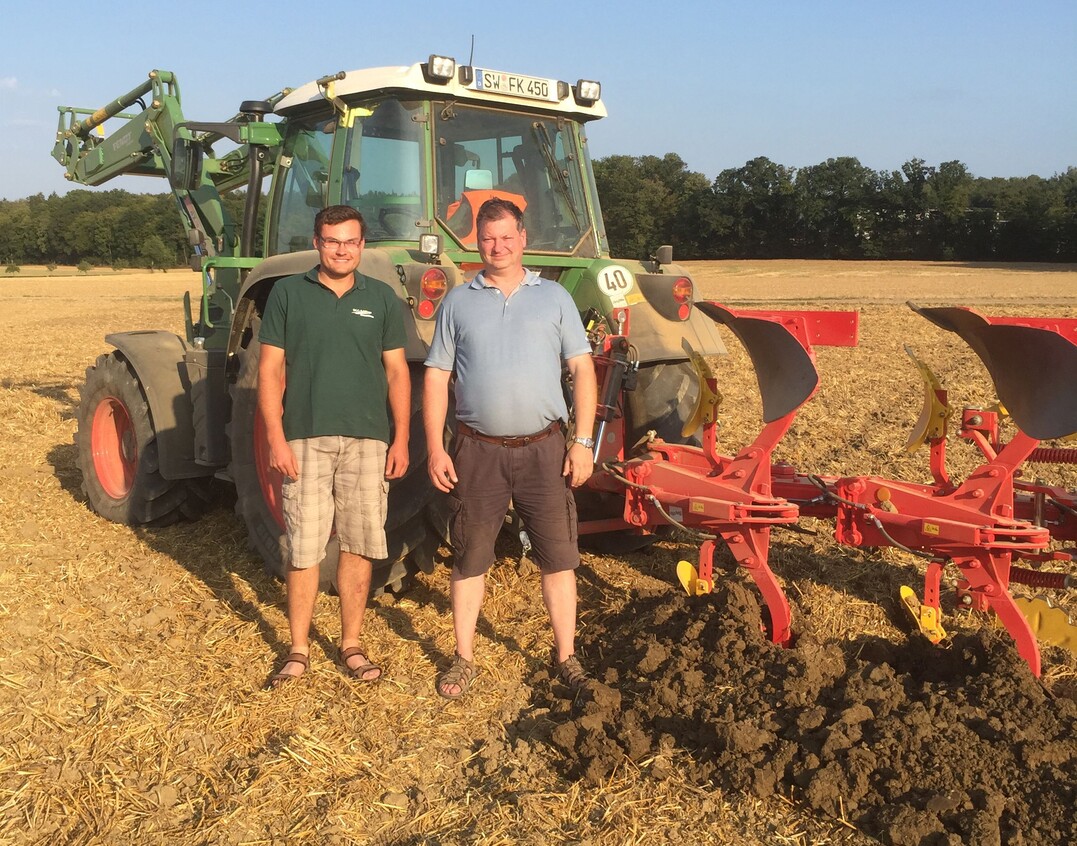 Betriebsleiter Klaus Merkel (r.) und DLG-Versuchsfeldleiter Florian Ei�ner haben die erste �Pflugfurche� f�r die DLG-Feldtage 2016 gezogen.