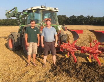 Betriebsleiter Klaus Merkel (r.) und DLG-Versuchsfeldleiter Florian Ei�ner haben die erste �Pflugfurche� f�r die DLG-Feldtage 2016 gezogen.